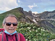 44 Dal Monte Foppa tra anemoni narcissini selfie verso Triomen-Valletto e Ponteranica